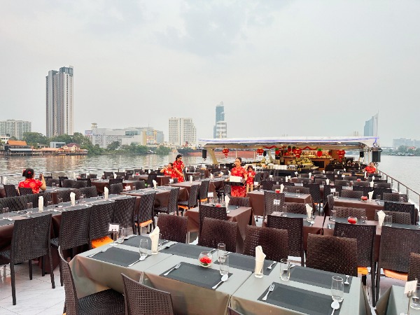 The seating zone for the Bangkok Dinner Cruise, find the answers here at RestNFun.
