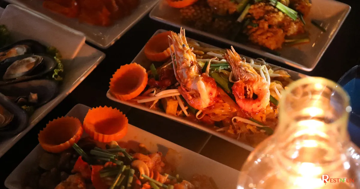 บุฟเฟ่ต์อาหารไทยและนานาชาติบนเรือบุฟเฟ่ต์เจ้าพระยาวีว่า อลังกา ครูซ
