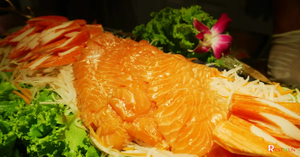 แซลมอนบนเรือดินเนอร์เจ้าพระยาครุยส์ อร่อยสุดๆไปเลย