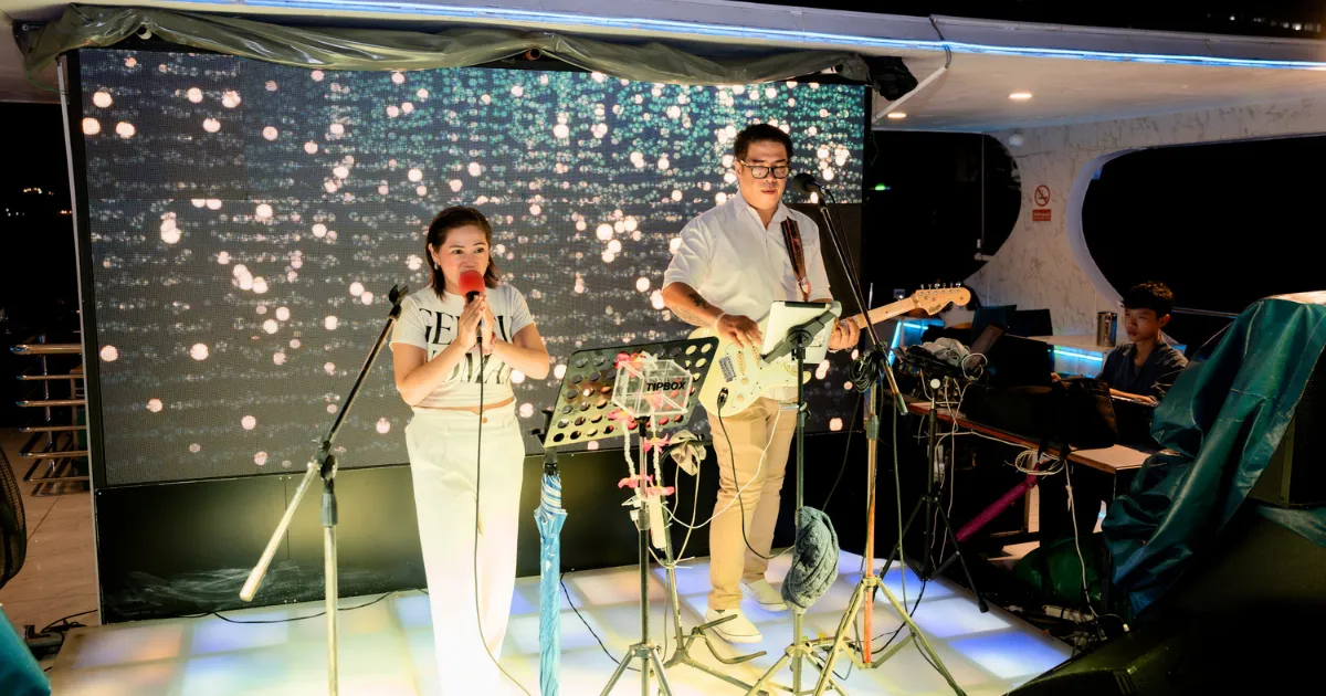 มีความสุขไปกับดนตรีสดสุดไพเราะกับเรือ Unicorn Cruise