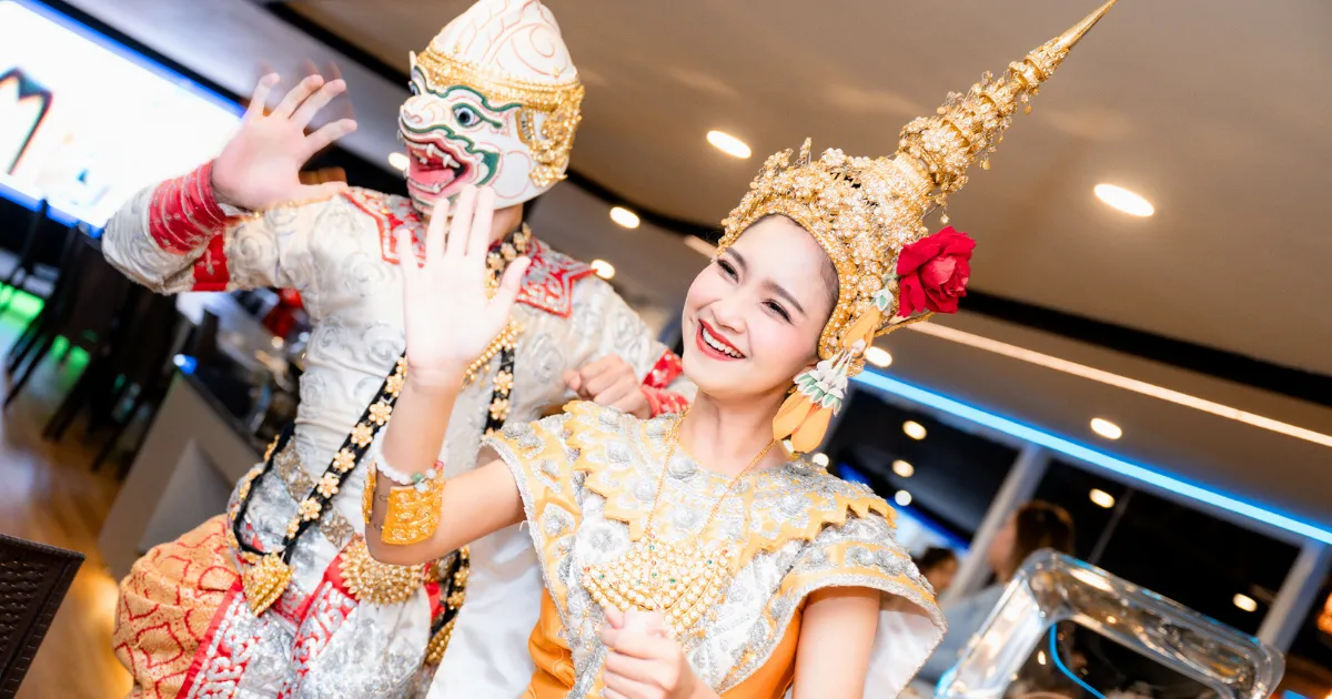 ชมการแสดงรำไทยที่สวยงามบนเรือบุฟเฟ่ต์ยูนิคอร์น ครูซ