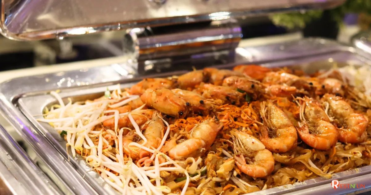 ผัดไทยอร่อยมากๆบนเรือดินเนอร์เจ้าพระยาเมอริเดียน ครูซ