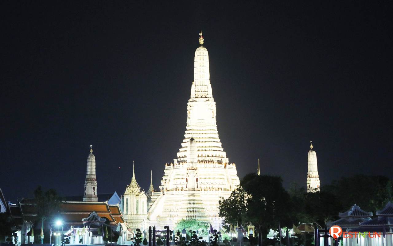 The beauty of Wat Arun Ratchawararam Ratchawaramahawihan