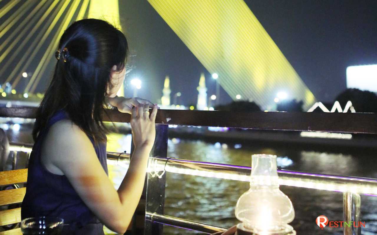 Photography angle on the Chao Phraya River Dinner Cruise