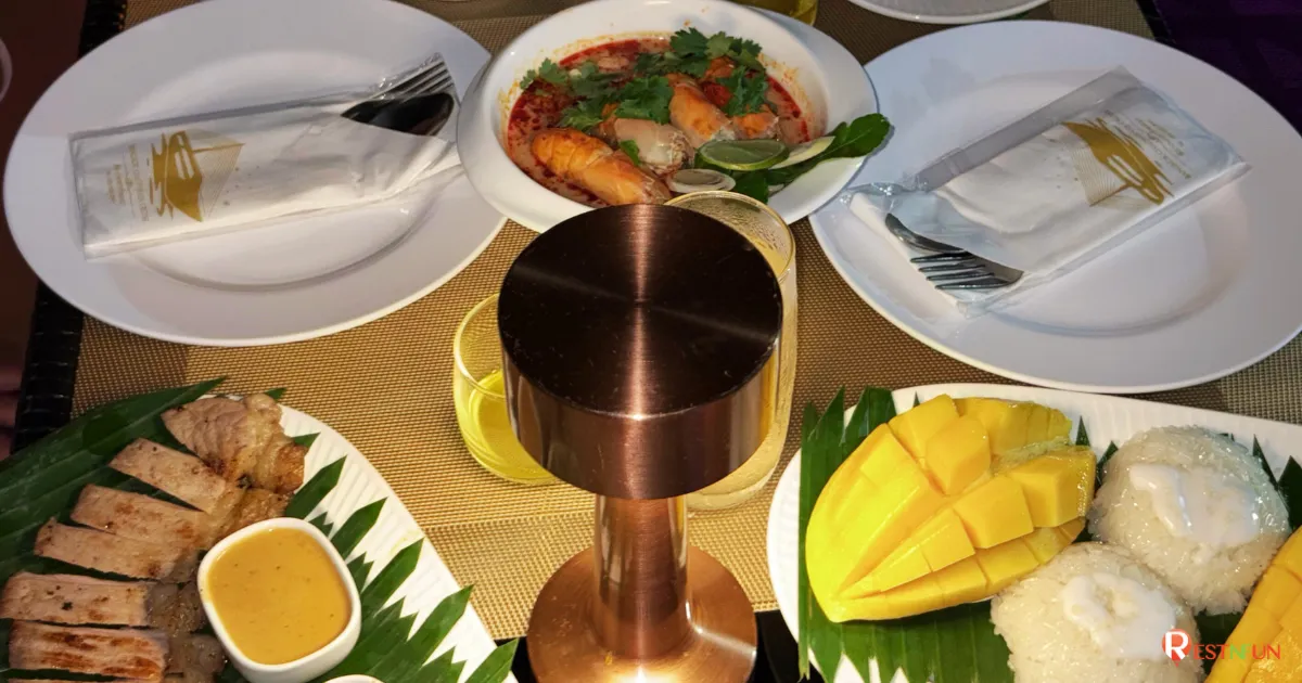 บุฟเฟ่ต์อาหารไทยและนานาชาติบนเรือสำราญ