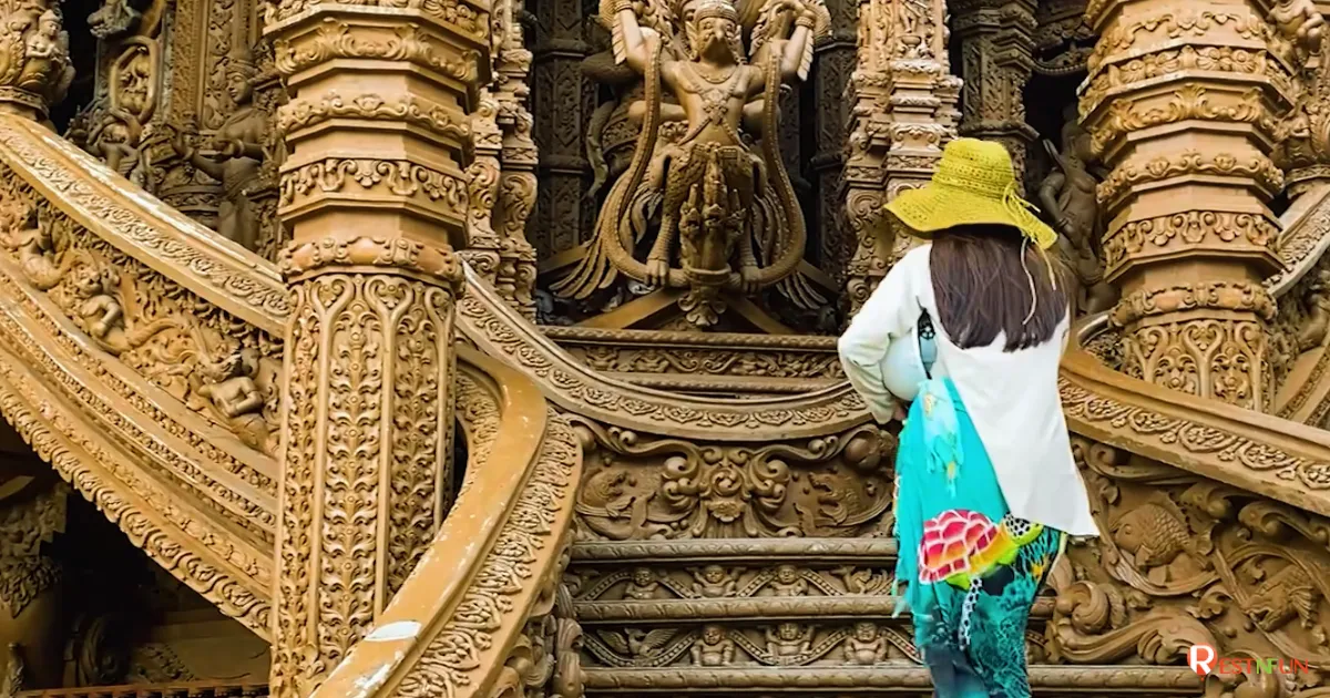 คุณสามารถเดินเที่ยวชมปราสาทสัจธรรมได้อย่างเต็มที่