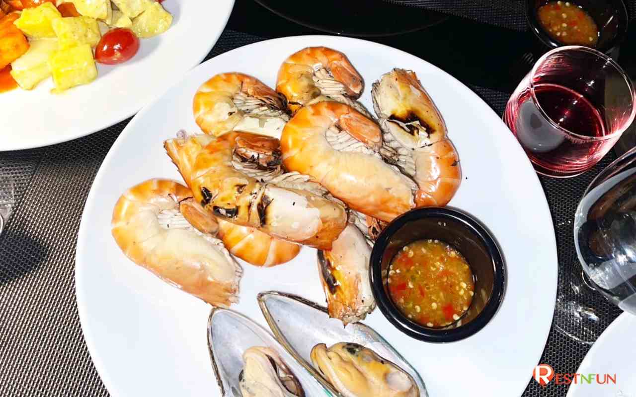 Grilled shrimp on a cruise on the Chao Phraya River