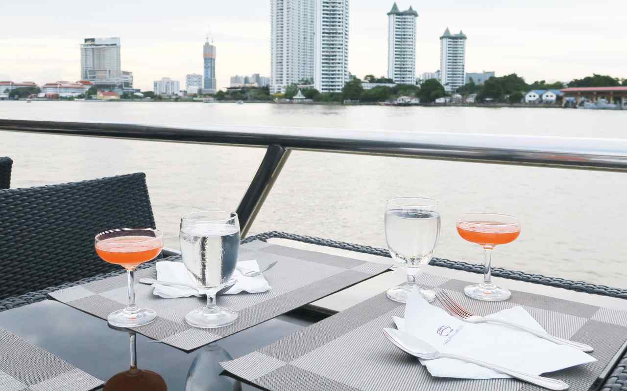 The evening atmosphere of the Chao Phraya River