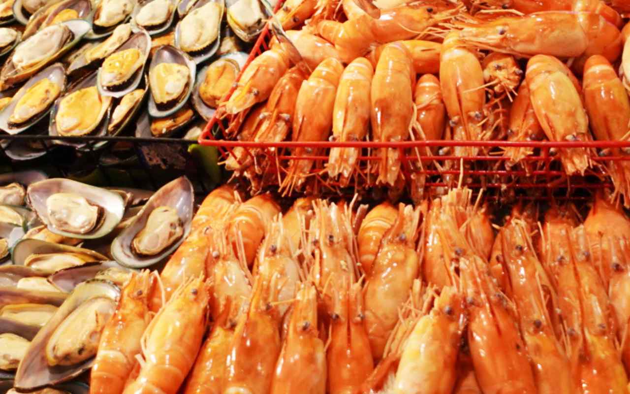 Delicious seafood on a cruise along the Chao Phraya River
