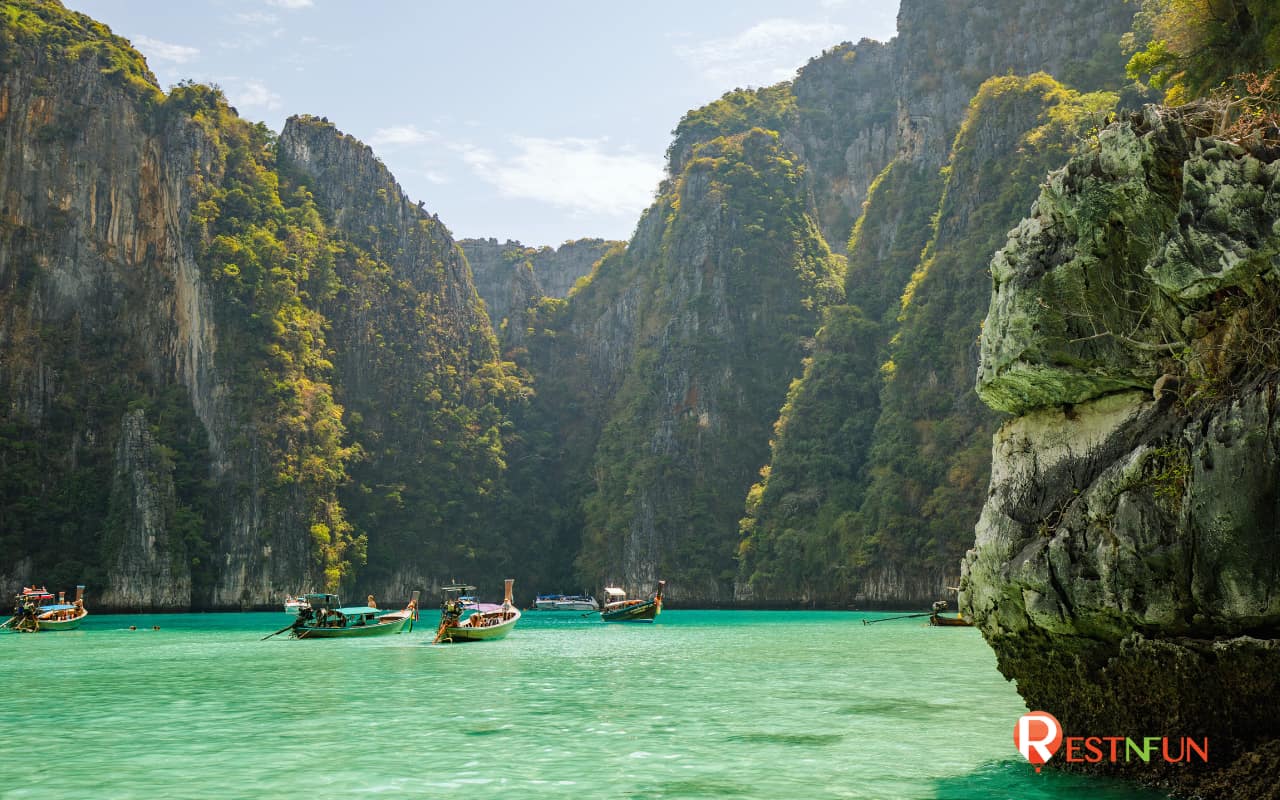 Atmosphere of Phi Phi Island trip