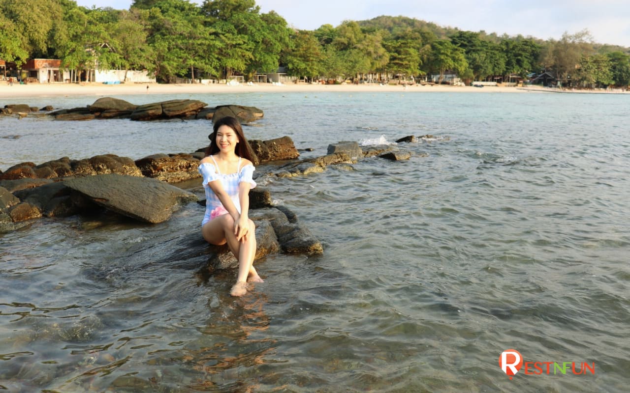 The sea water is very clear. You can sit and enjoy the view to the fullest