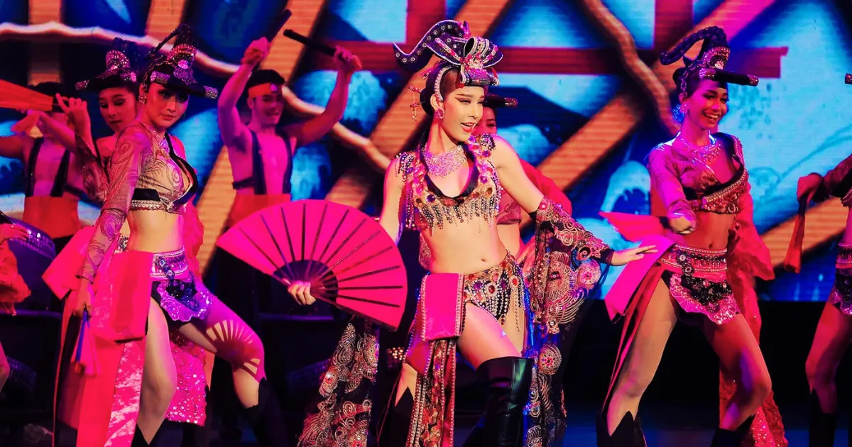 บรรยากาศการแสดงคาบาเร่ต์โชว์ภูเก็ต Simon Cabaret