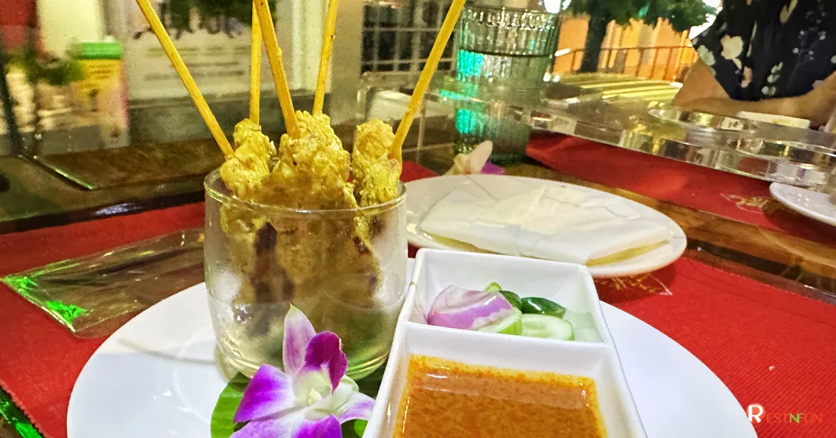 หมูสะเต๊ะสุดอร่อยบนรถไทยบัสฟู้ดทัวร์