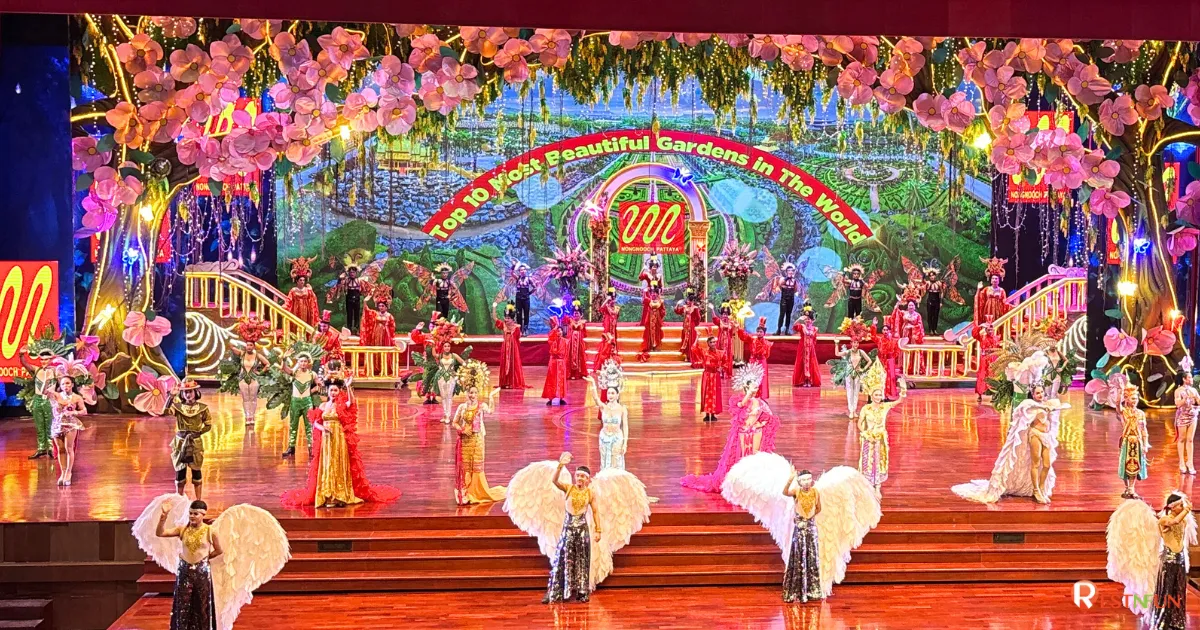 การแสดงโชว์ที่สวยงามภายในโรงละครของสวนนงนุช