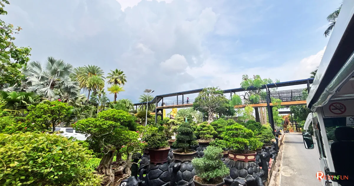 นั่งรถรางชมสวนสวยที่ Nong Nooch Tropical Garden