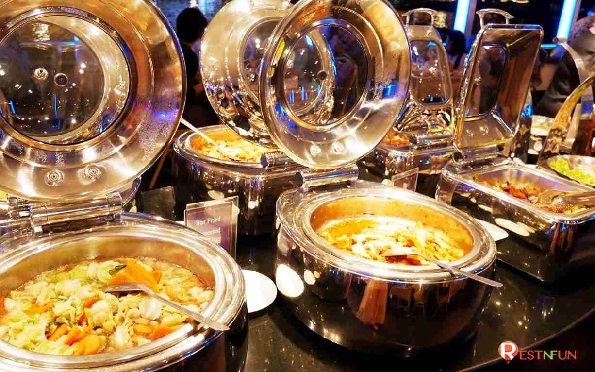 Thai and International food buffet on the Chaophraya Cruise