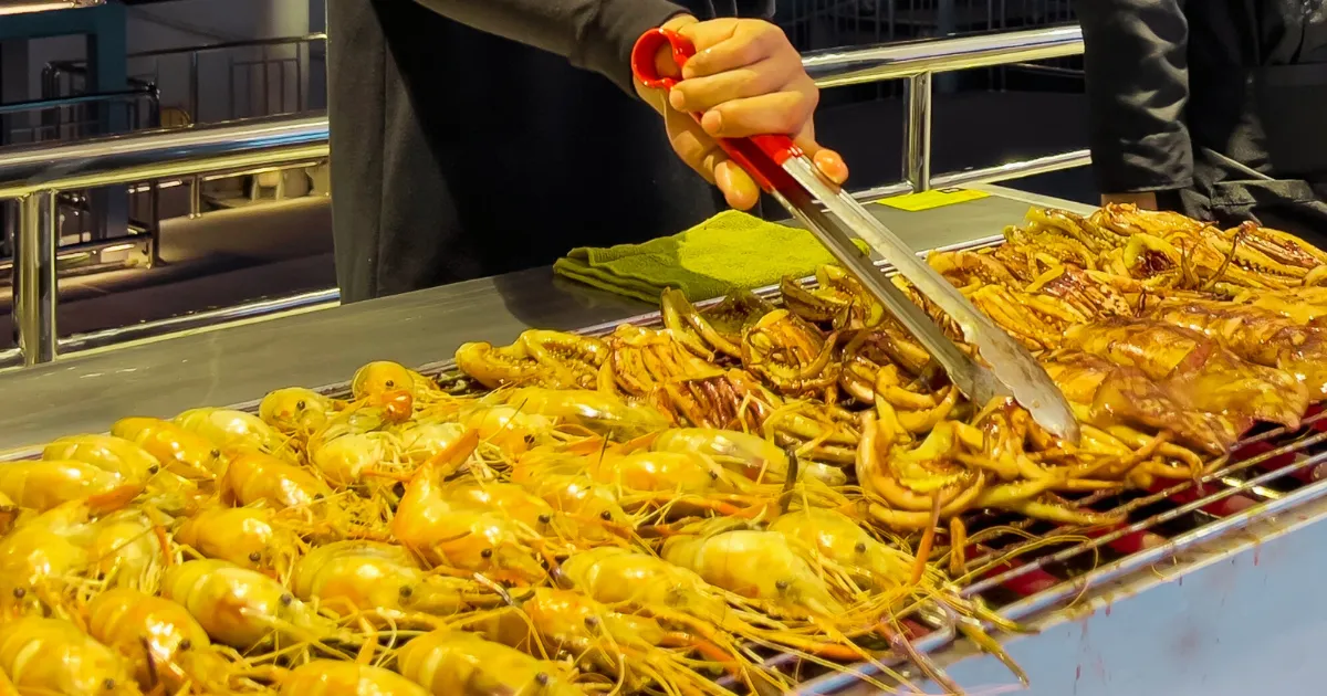 กุ้งแม่น้ำย่างบนเรือเดินเนอร์เดอะแพลนเน็ต ครูซ ตัวใหญ่