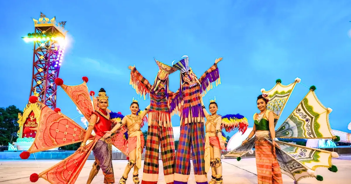 ถ่ายภาพกับนักแสดงบริเวณลานพญานาคของ Siam Niramit ภูเก็ต
