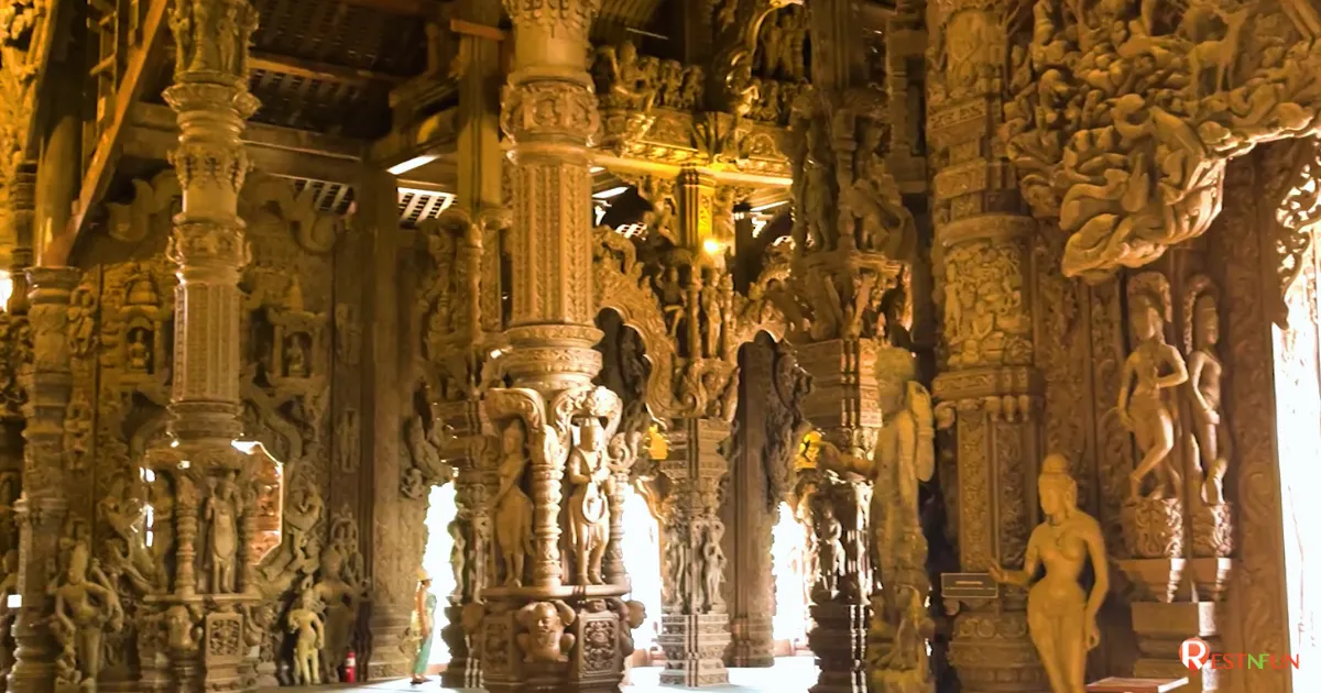 ความสวยงามของปราสาทไม้แห่งเมืองพัทยา