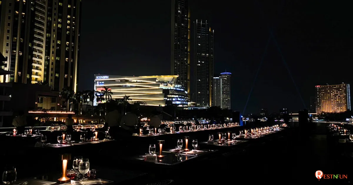 วิวบริเวณชั้นดาดฟ้าของเรือดินเนอร์เจ้าพระยาเดอะ โอปูเล้นท์