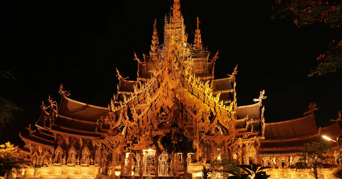 บรรยากาศปราสาทสัจธรรม พัทยาเวลากลางคืน