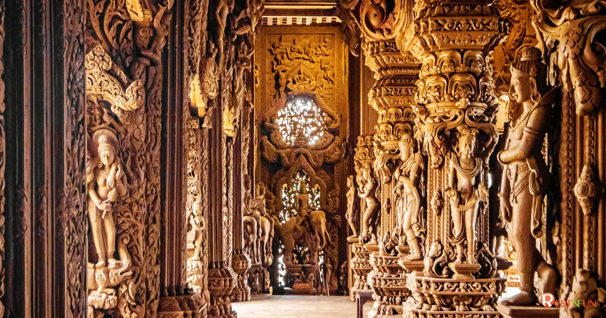 การแกะสลักไม้ภายในปราสาทไม้ของ The Sanctuary of Truth