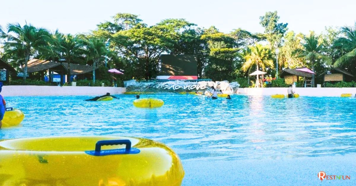 สระน้ำขนาดใหญ่ที่สวนน้ำวานา นาวา หัวหิน