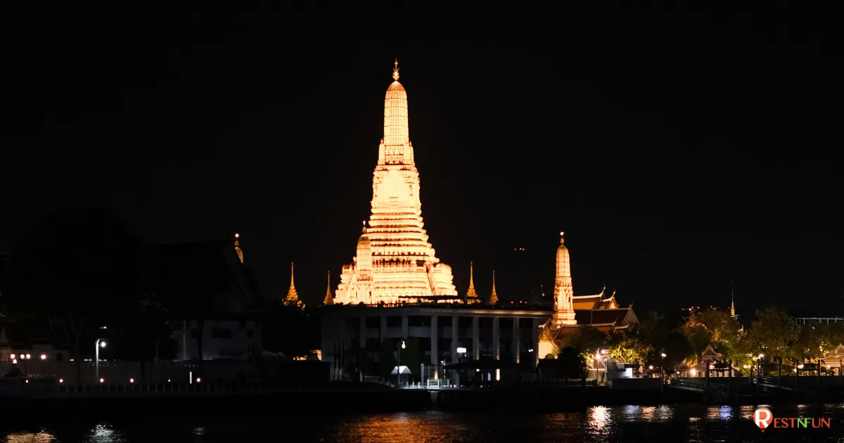 วัดอรุณราชวรารามยามค่ำคืนมีแสงไฟที่สวยงามมาก