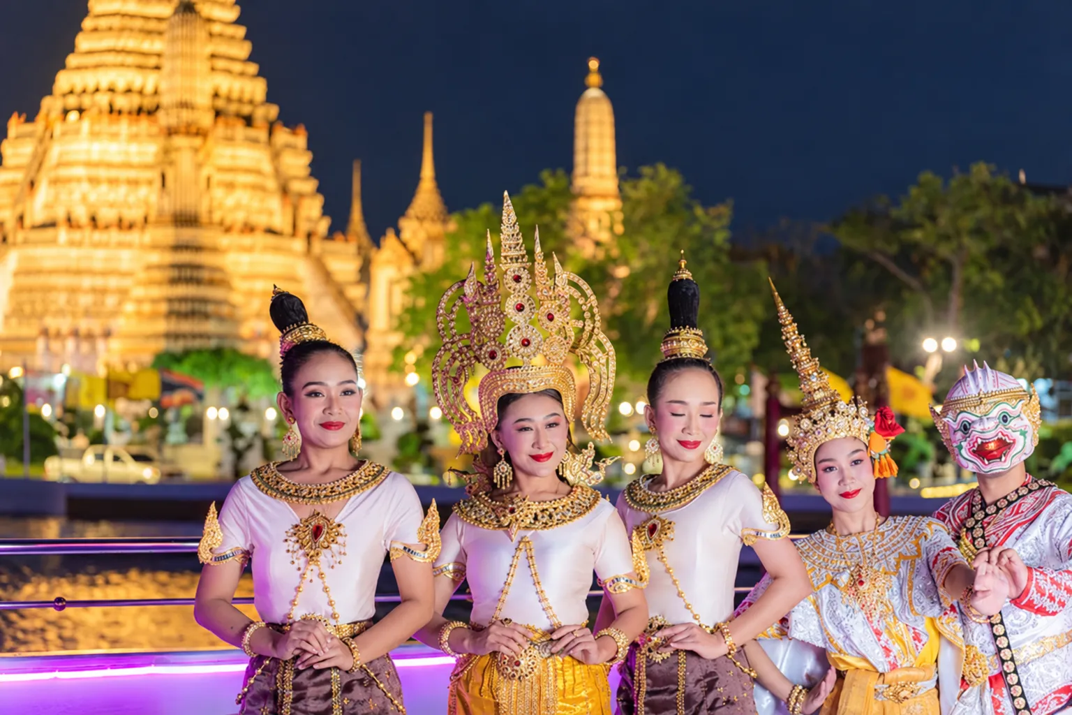 การแสดงโชว์รำไทย สวยงาม ชมได้บนเรือบุฟเฟ่ต์บางกอกเจ้าพระยาครูซ