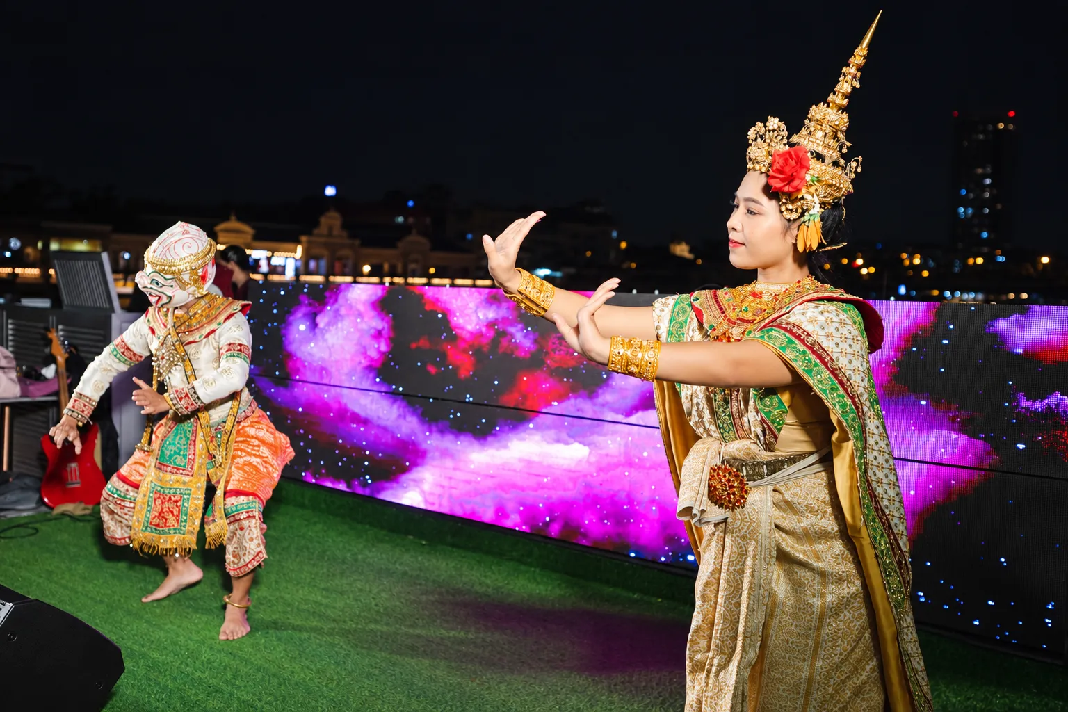 การแสดงโชว์รำไทยสวยงามมากชมได้บนเรือดินเนอร์อลังกา ครูซ