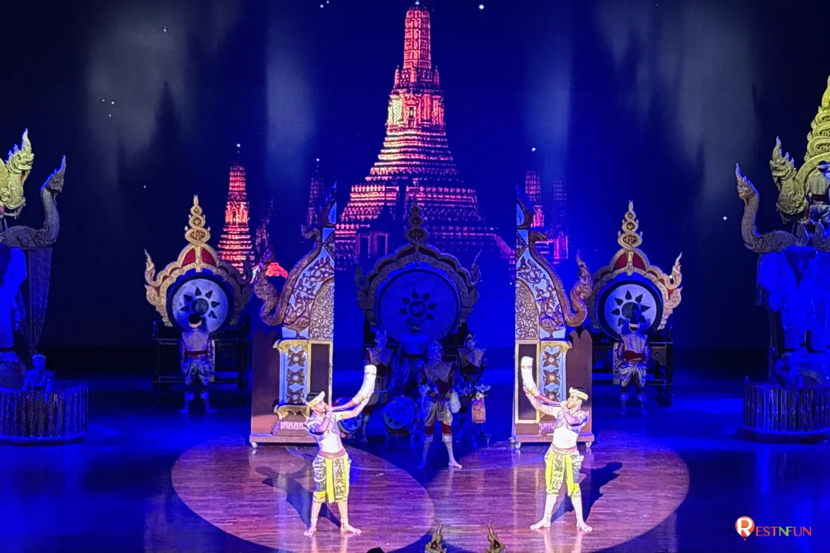 The show performance in the theater at Nong Nooch Botanical Garden