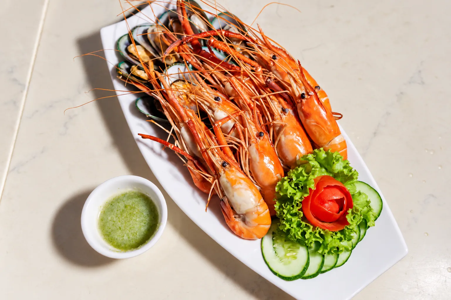 กุ้งแม่น้ำย่างตัวใหญ่สุด เสิร์ฟพร้อมซอสซีฟู้ด มาได้ที่เรืออลังกา ครูซ