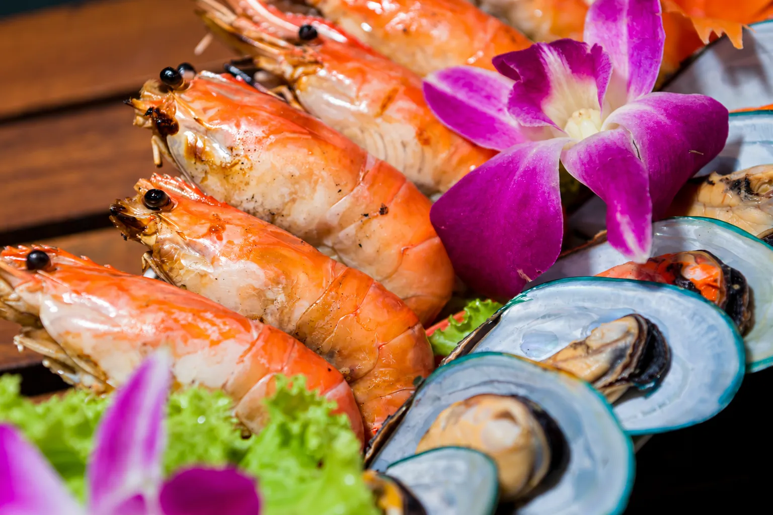 กุ้งและเมนูซีฟู้ดย่างเติมได้ไม่อั้น ล่องเรือแม่น้ำเจ้าพระยาไวท์ออร์คิด ริเวอร์ครูซส์