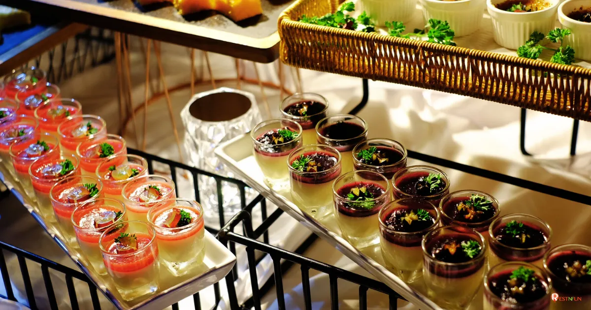 ขนมบนเรือสวัสดีเจ้าพระยามีให้เลือกเยอะมากเลย