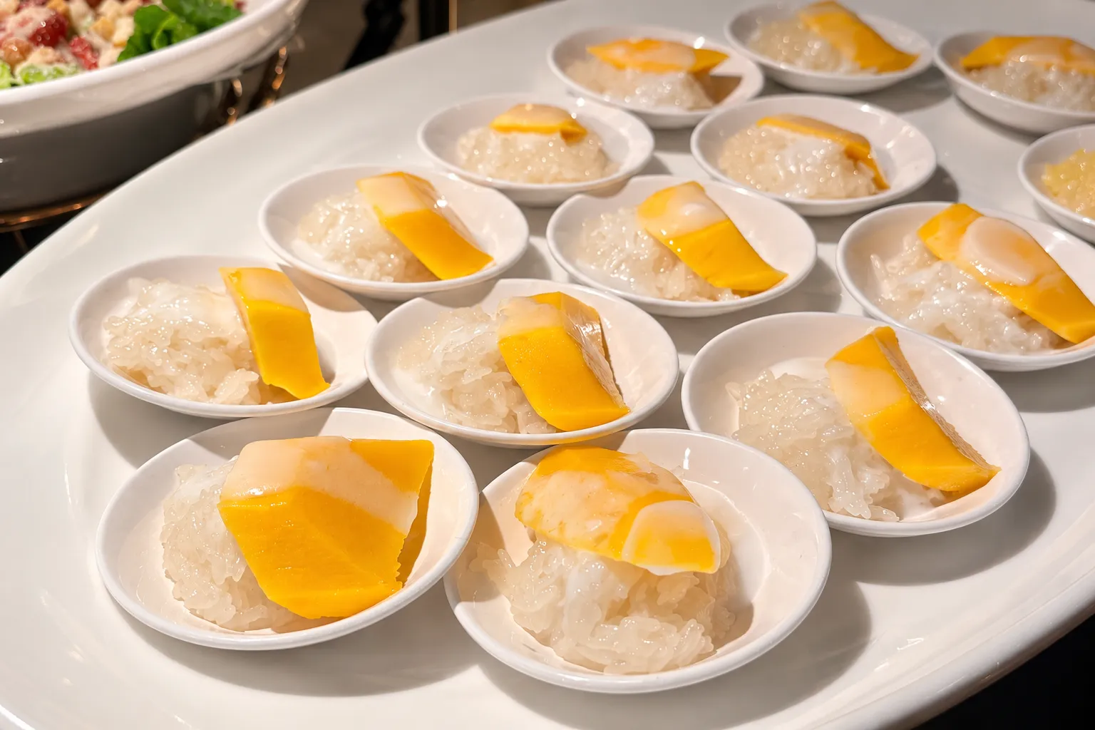 ขนมหวานข้าวเหนียวมะม่วงบนเรือดินเนอร์บางกอกเจ้าพระยา ครูซ