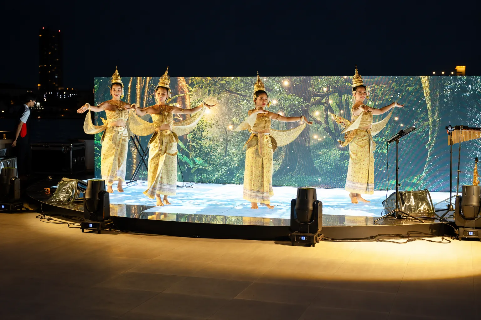 ชมโชว์รำไทย ชุดสวยมาก แสดงบนเรือสวัสดีเจ้าพระยา