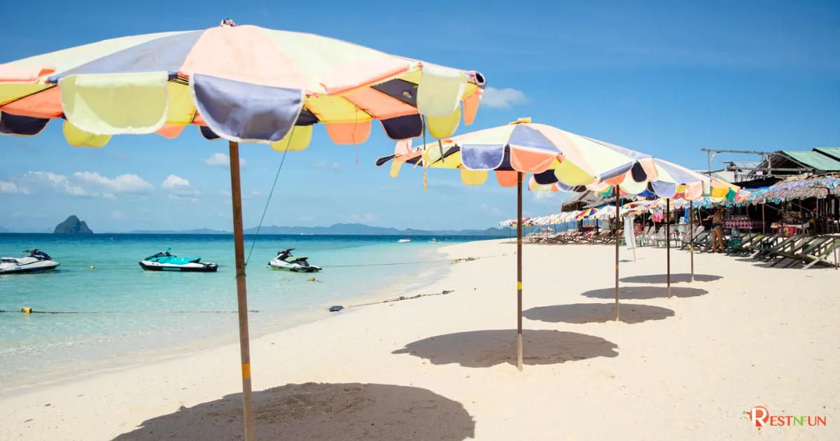 ชายหาดเกาะไข่มีร่มกันแดดด้วย