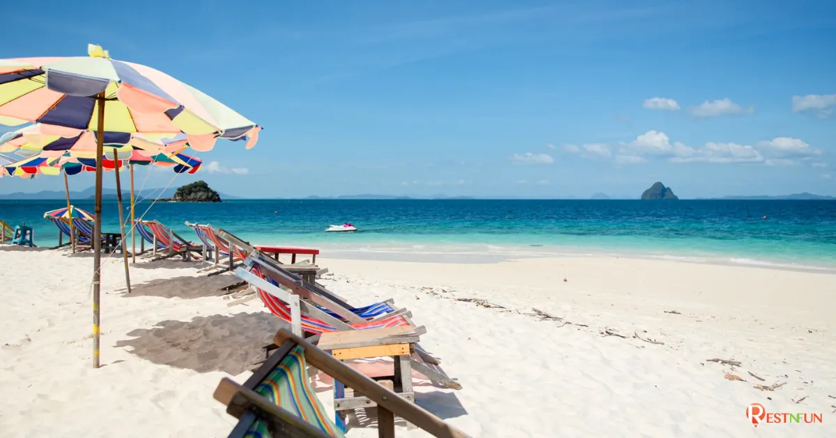 ชายหาดที่เกาะไข่มีเตียงผ้าใบนั่งชมวิว บรรยากาศดีมาก