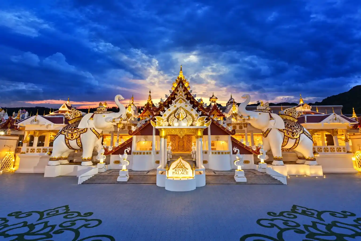 ด้านหน้าโรงละครริเวอร์พาเลส พื้นที่กว้างขวาง