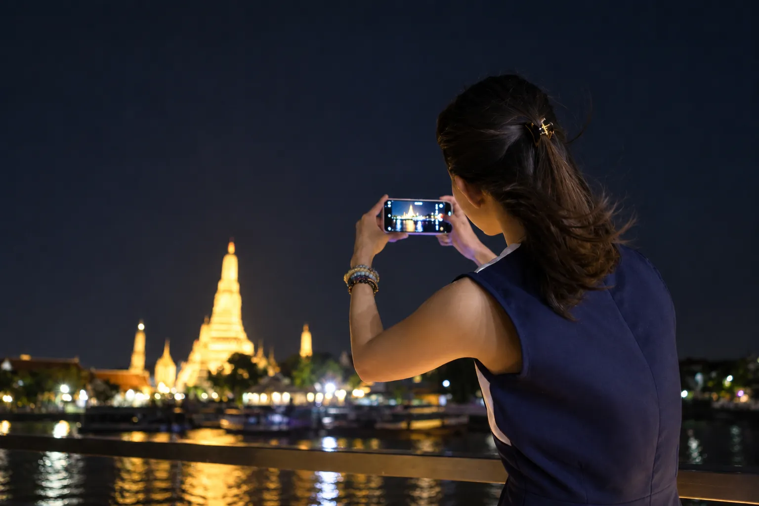 ถ่ายภาพกับวิววัดอรุณราชวราราม แสงไฟสวยงามสุดๆไปเลย