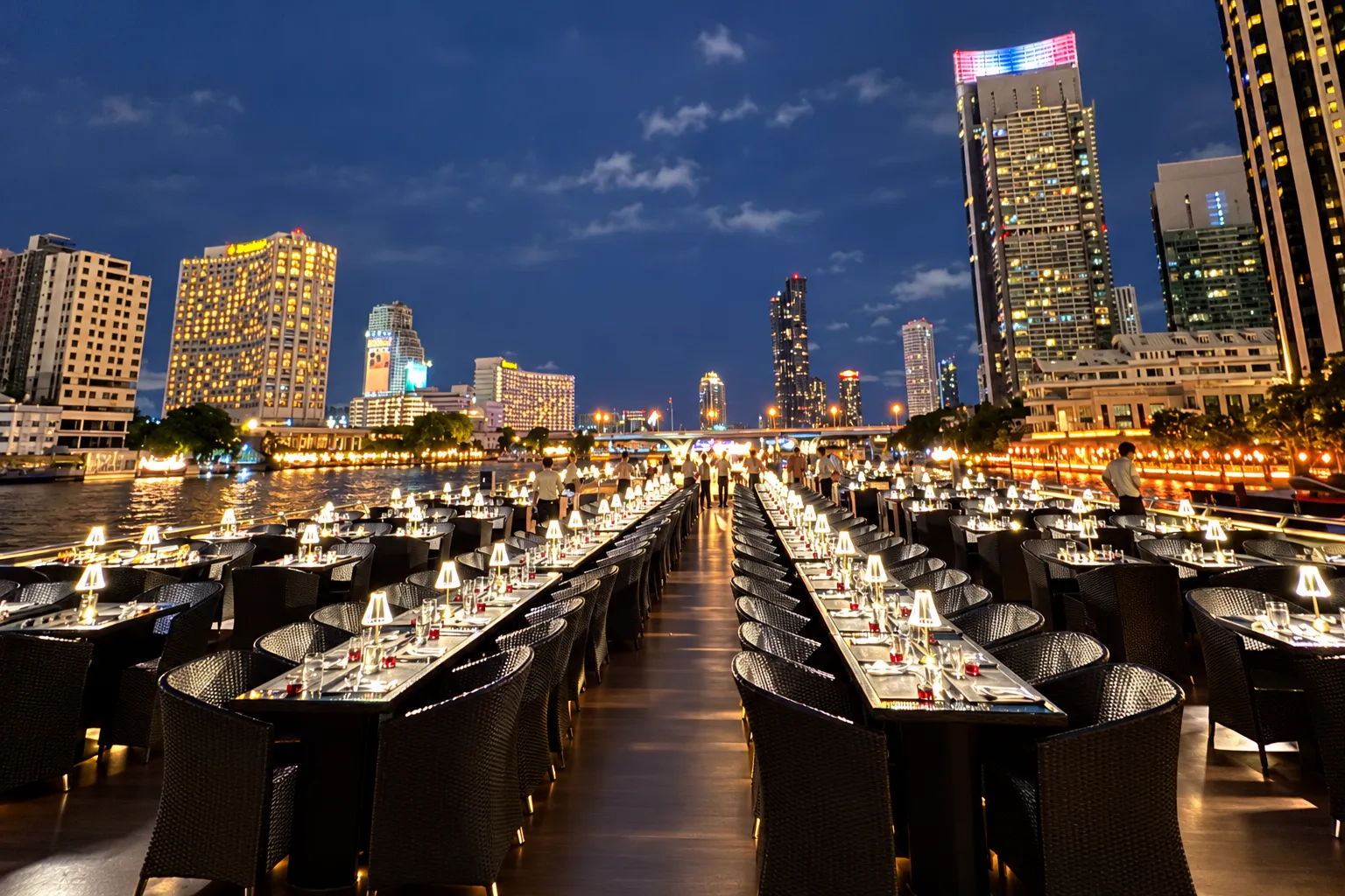 ที่นั่งยอดนิยมเรือดินเนอร์เดอะโอปูเล้นท์ชั้นดาดฟ้า