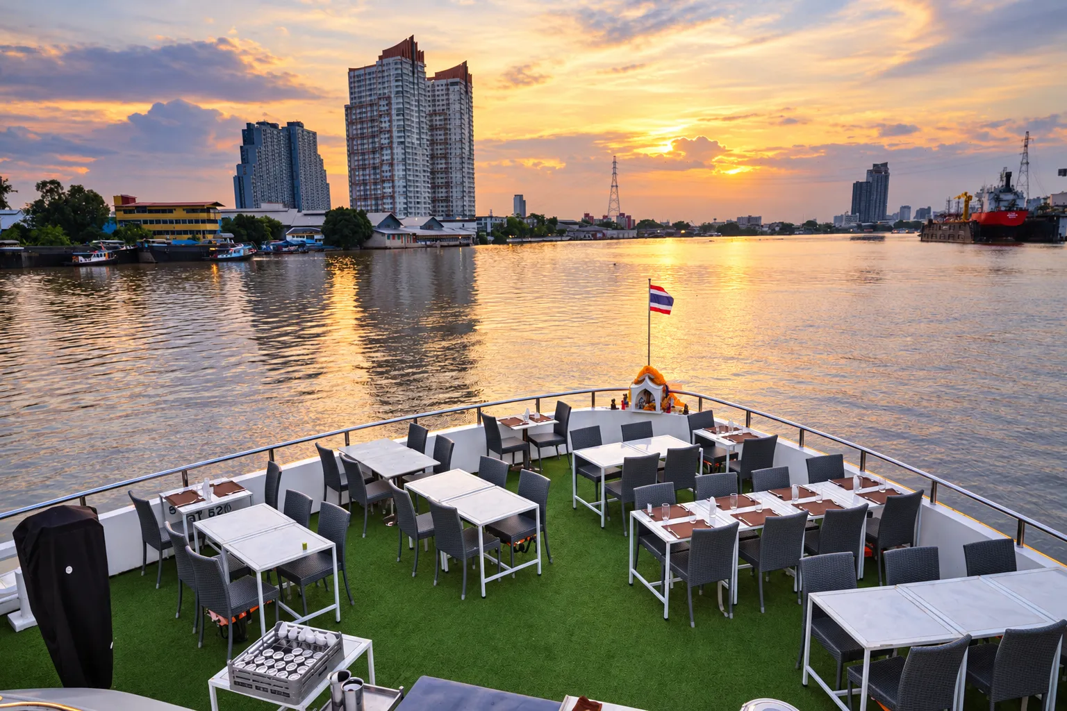 ที่นั่งหัวเรือมีความเป็นส่วนตัวบนเรือบุฟเฟ่ต์อลังกา ครูซ
