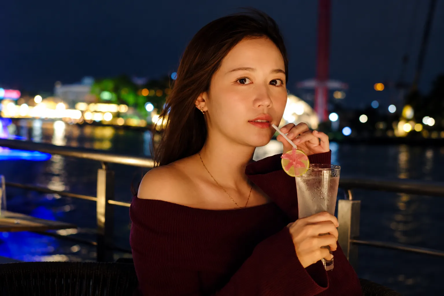 นั่งชมวิวแม่น้ำเจ้าพระยา พร้อมเครื่องดื่มสุดอร่อย