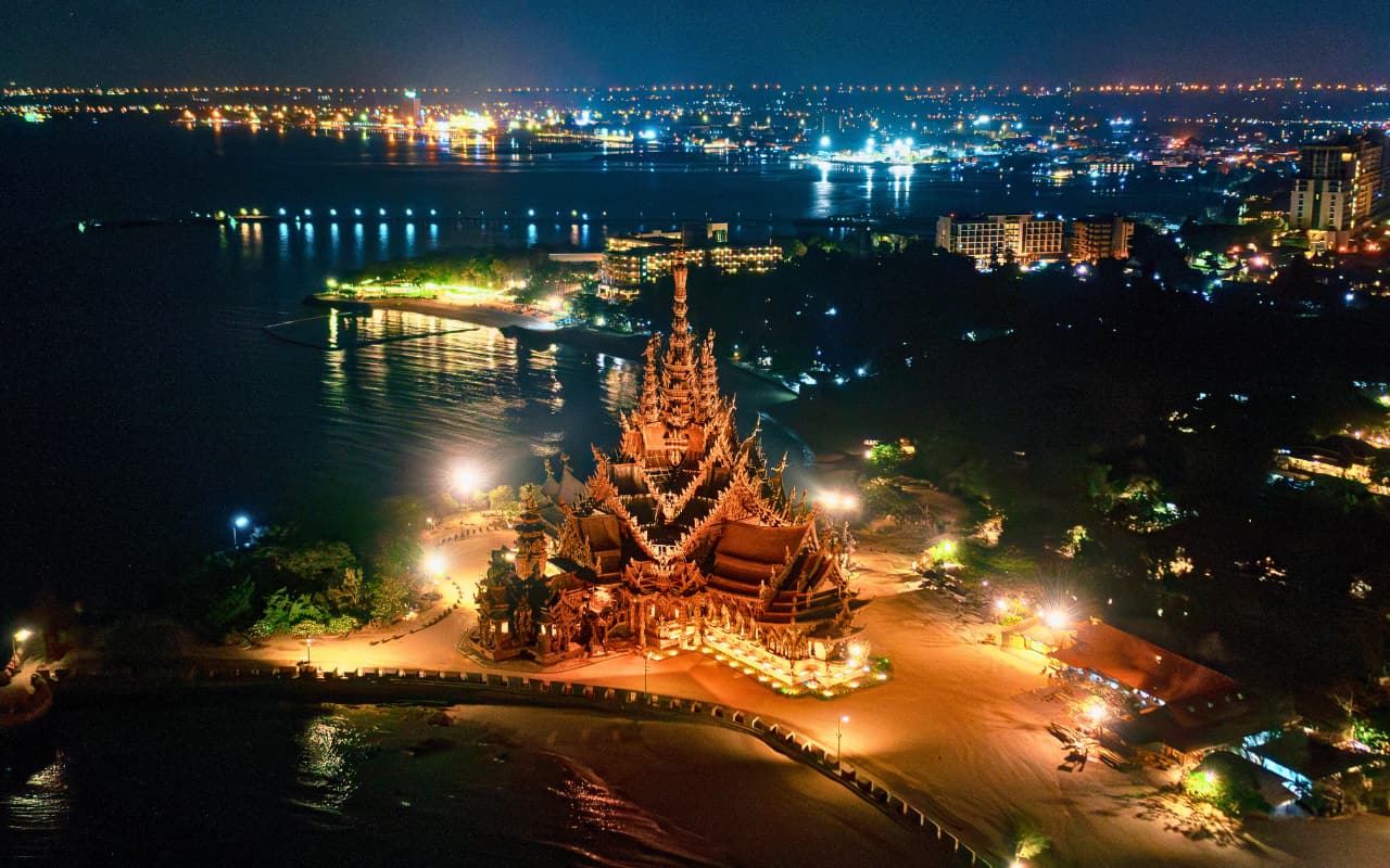 ความสวยงามของปราสาทสัจธรรมในเวลากลางคืน