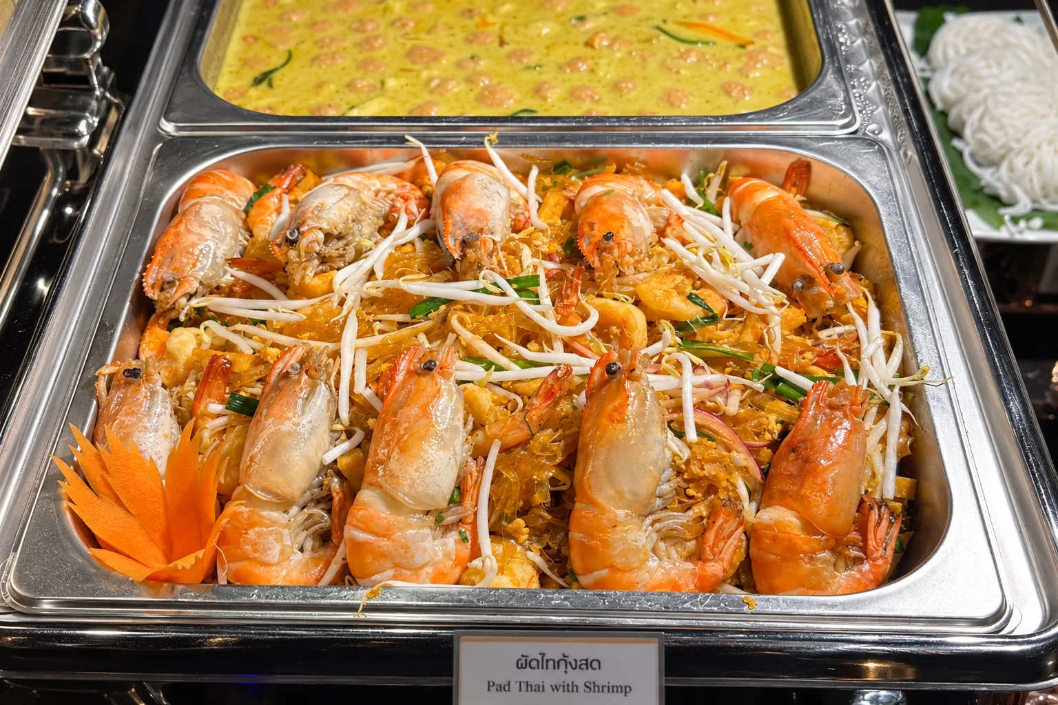ผัดไทยกุ้งสุด เสิร์ฟแบบไม่อั้นอร่อยได้บนเรือสำราญบางกอกเจ้าพระยา ครูซ