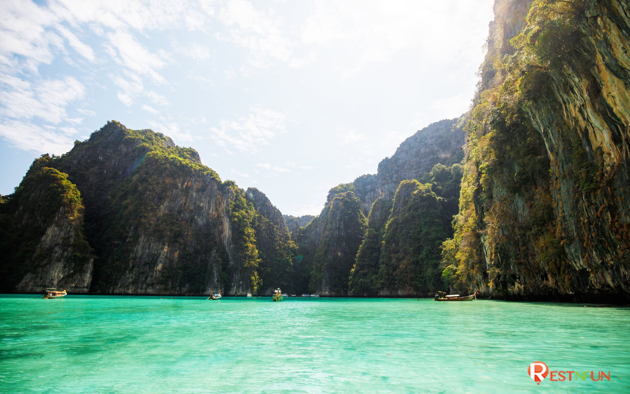 The beautiful atmosphere of Phi Phi Islands