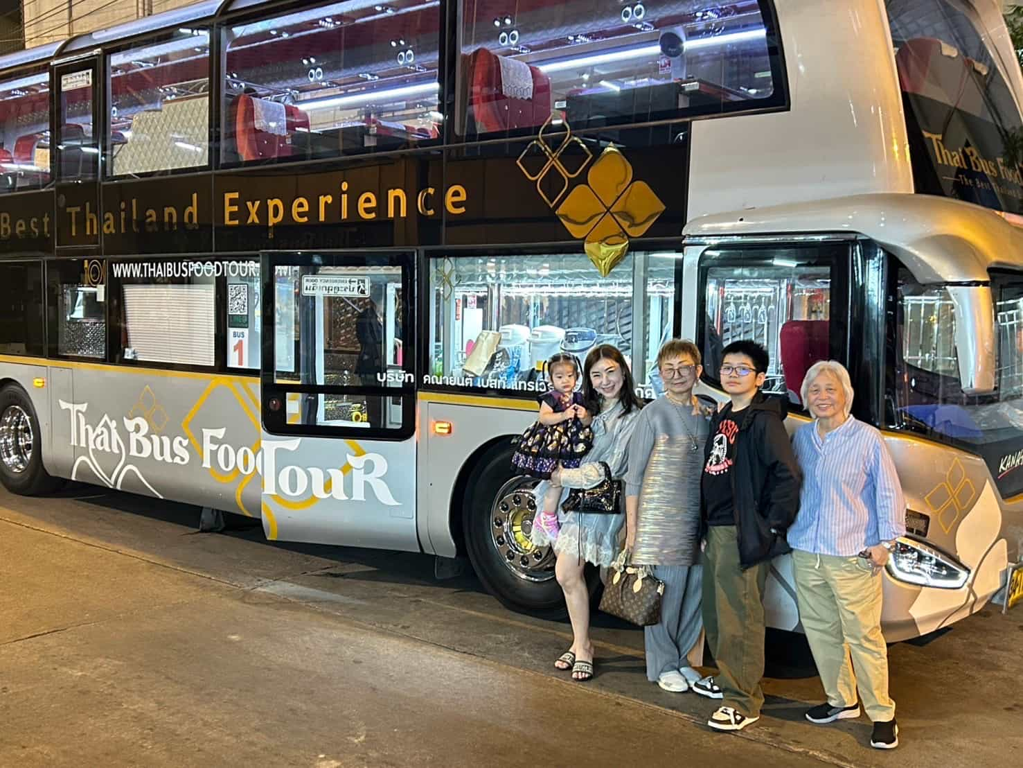 Customers reviewed the package of a city tour and dining, Thai Bus Food Tour