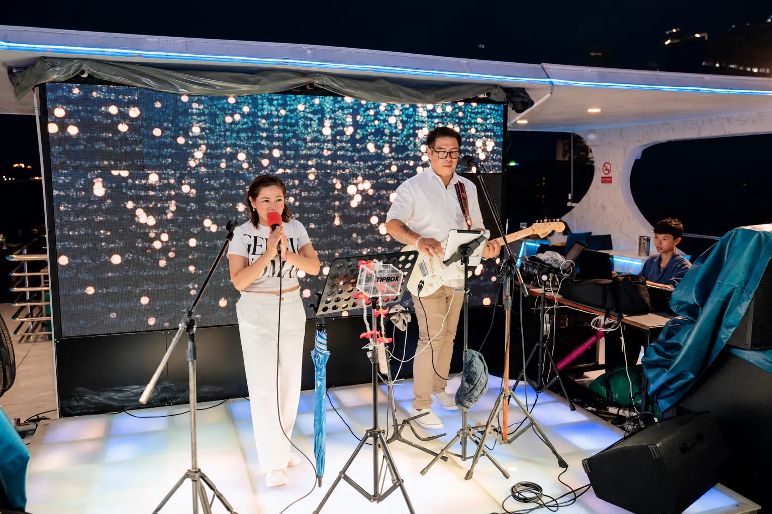 วงดนตรีเพลงดี เพลงคลาสสิค ฟังได้บนเรือดินเนอร์ยูนิคอร์น ครูซ