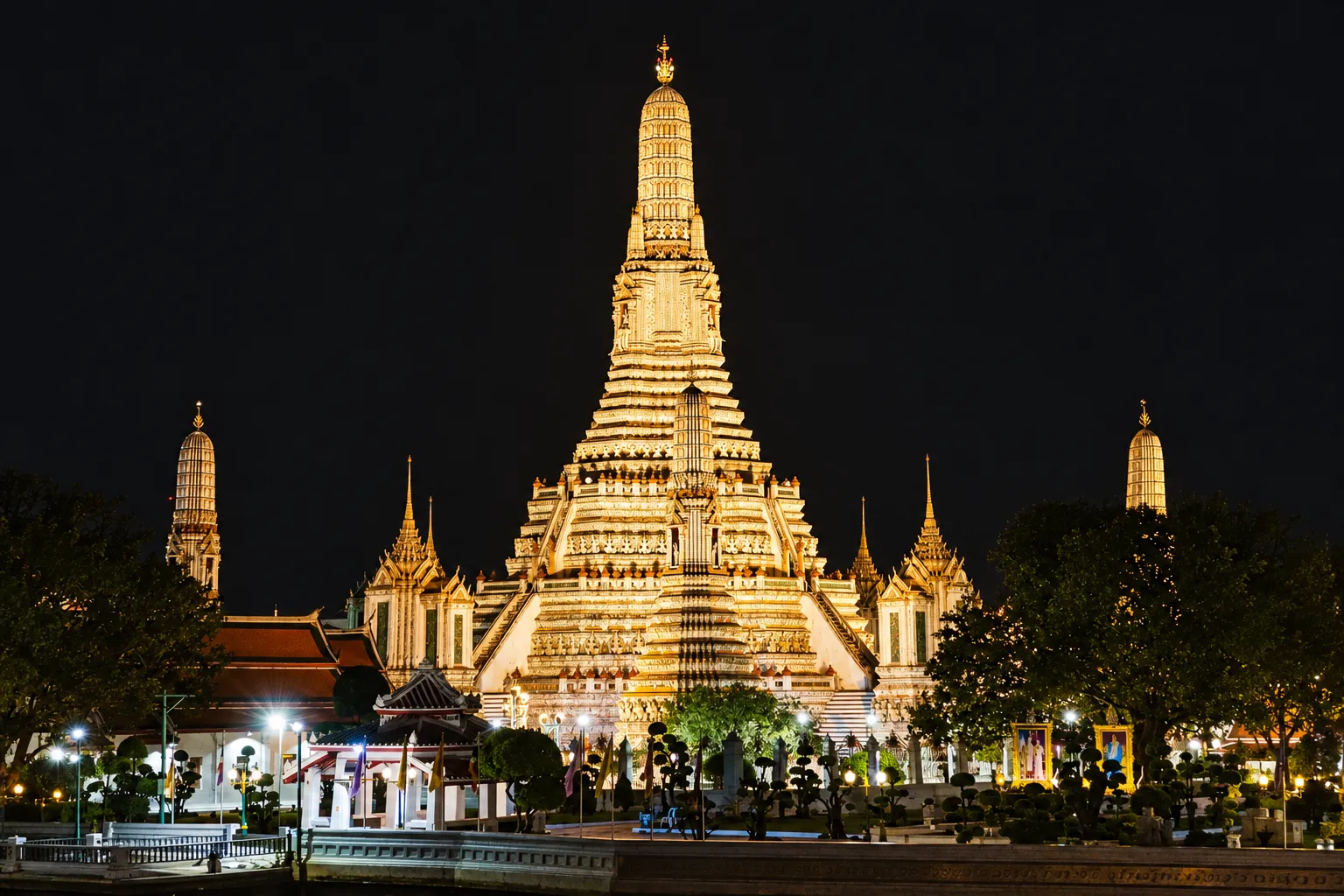 วิววัดอรุณราชวรารามมองจากบนเรือบุฟเฟ่ต์อลังกา ครูซ