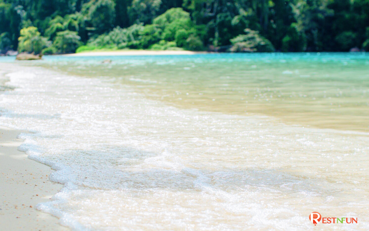 หาดทรายสวย น้ำใสที่หมู่เกาะสุรินทร์